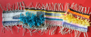 Próbniki tkanin wykonanych na zajęciach z tkactwa